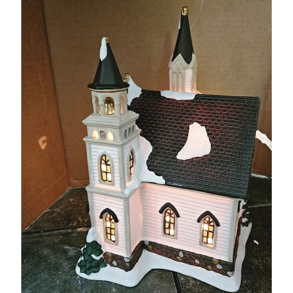Carole Towne Owen Chapel 2002 •Lighted Church w/ Cord • Lemax Manufactured • Box
